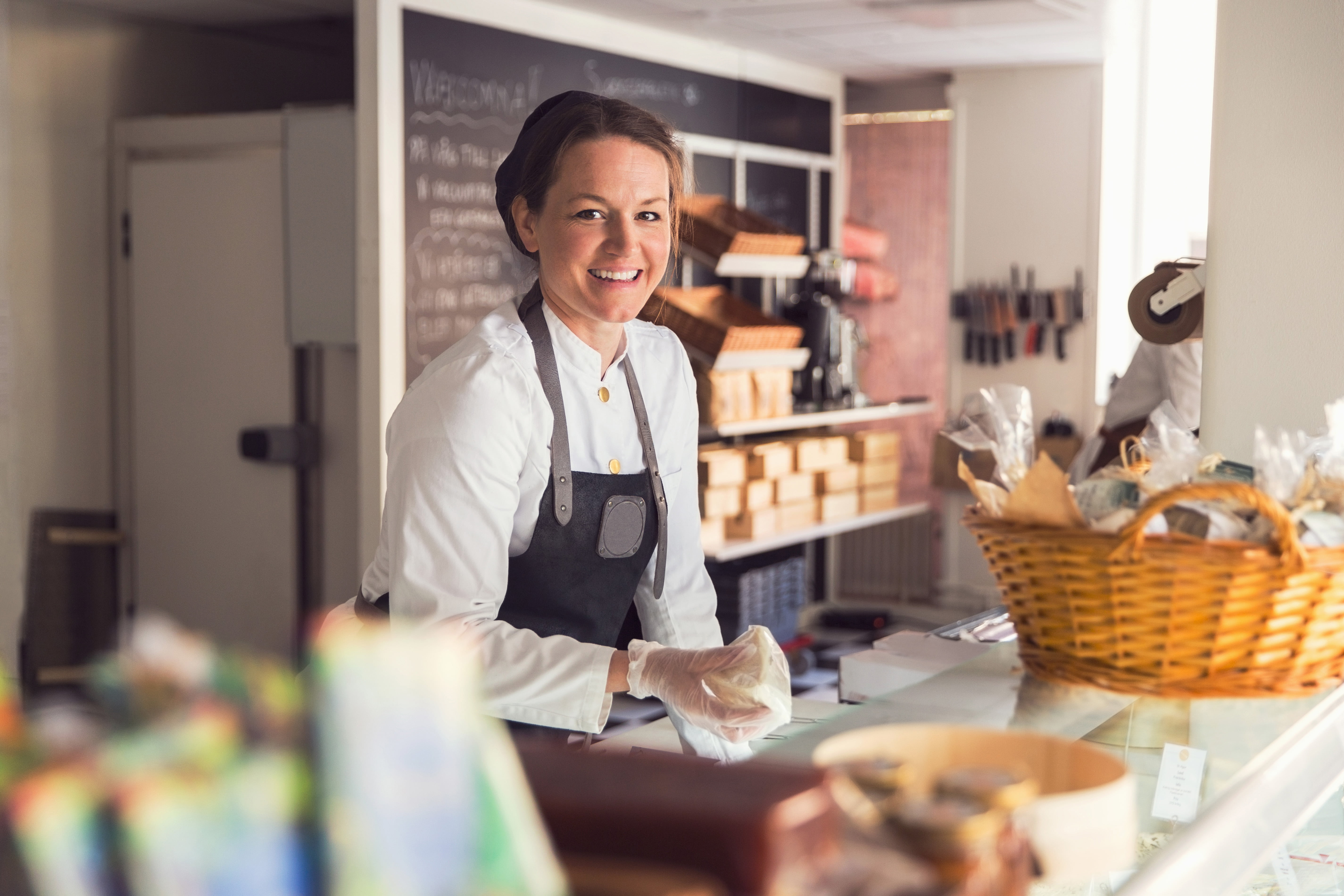 En kvinnelig ansatt på en kafe jobber bak disken