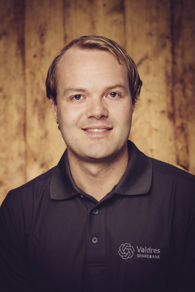 Arne Hodne med bakgrunn treverk