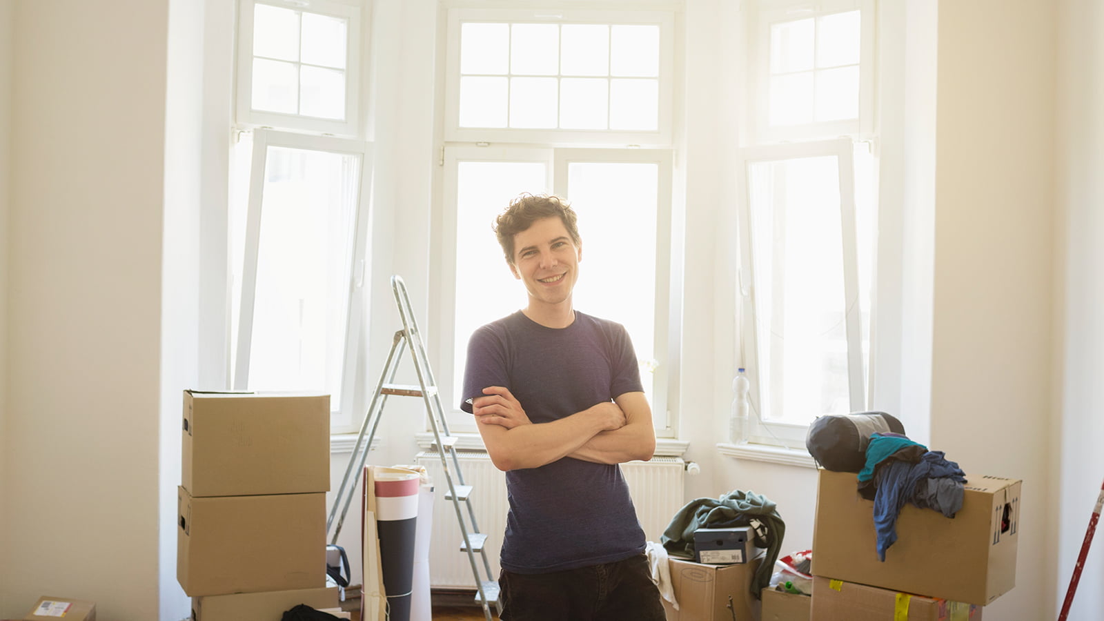 Ung mann som flytter